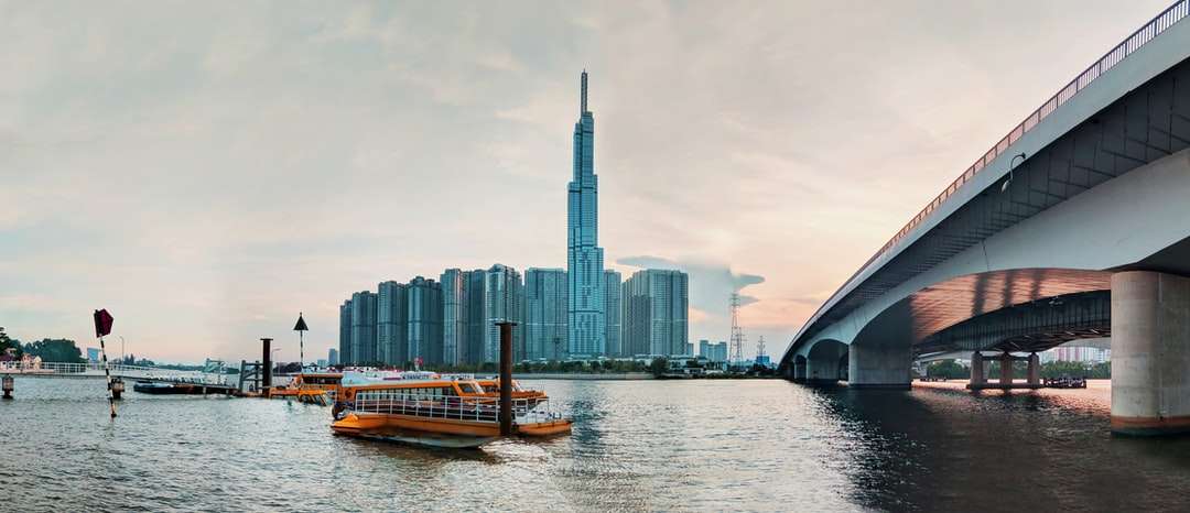 Barca marrone sull'acqua vicino agli edifici della città durante il giorno puzzle online
