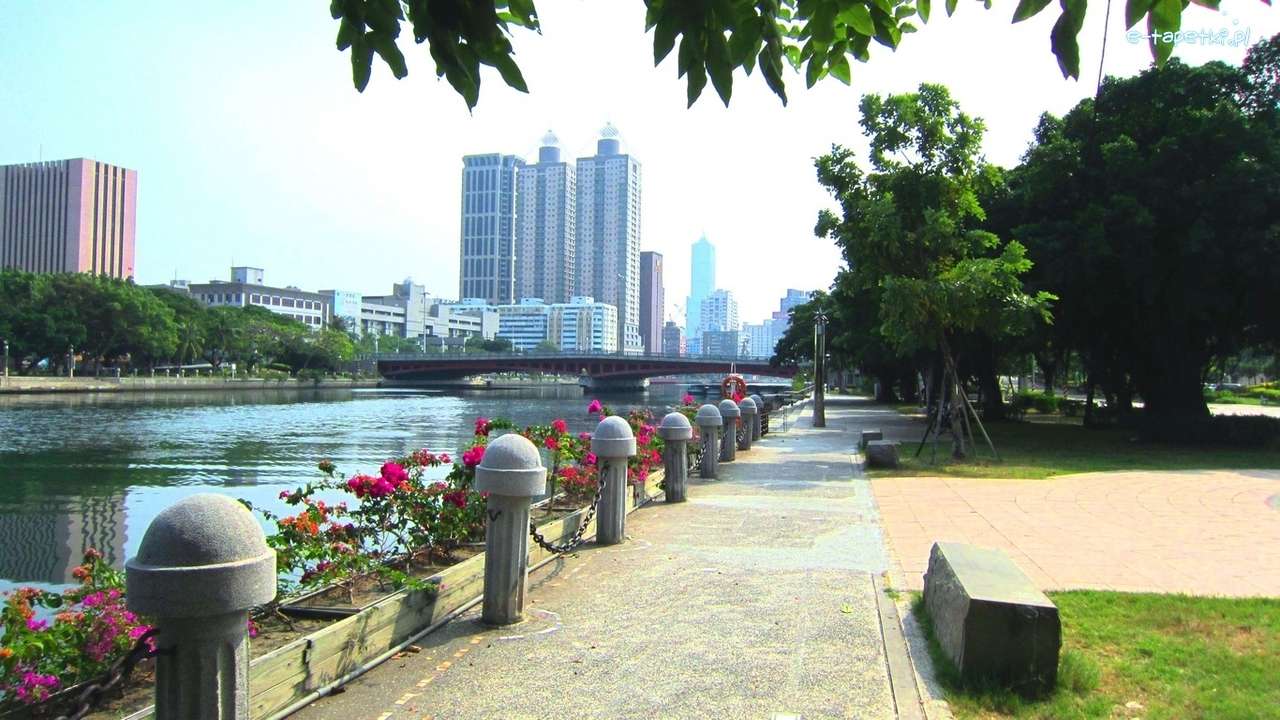 Promenade along the river online puzzle