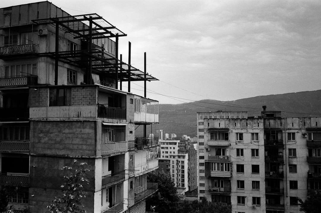 szürkeárnyalatos fotó a beton épületből online puzzle