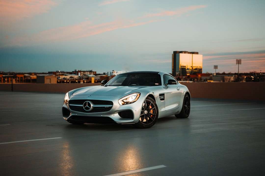 Бял Mercedes Benz купе по пътя през деня онлайн пъзел
