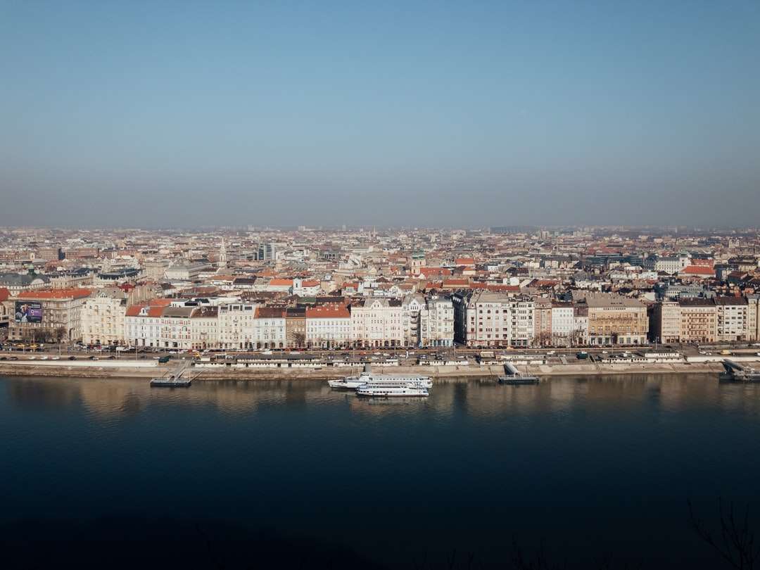 Panorama města poblíž těla vody během dne skládačky online