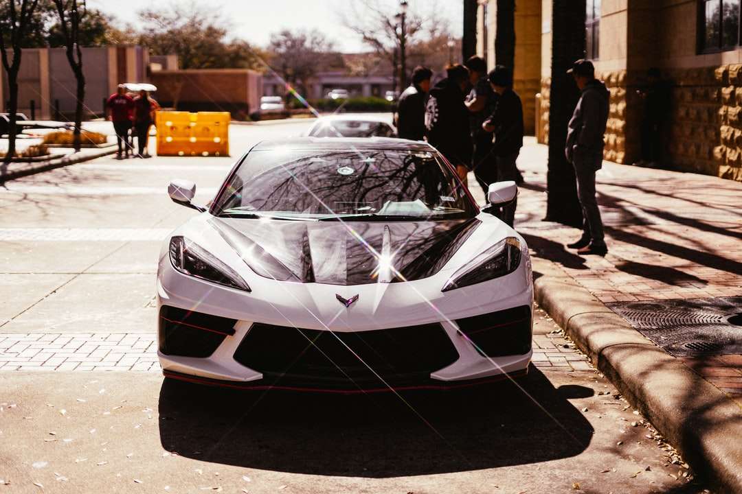 Бял и черен Lamborghini Aventador паркира на тротоара онлайн пъзел