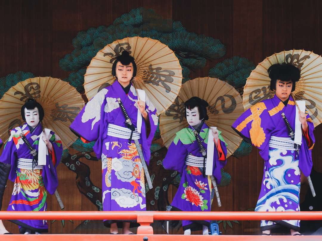 Kvinna i Kimono står på träbro pussel på nätet