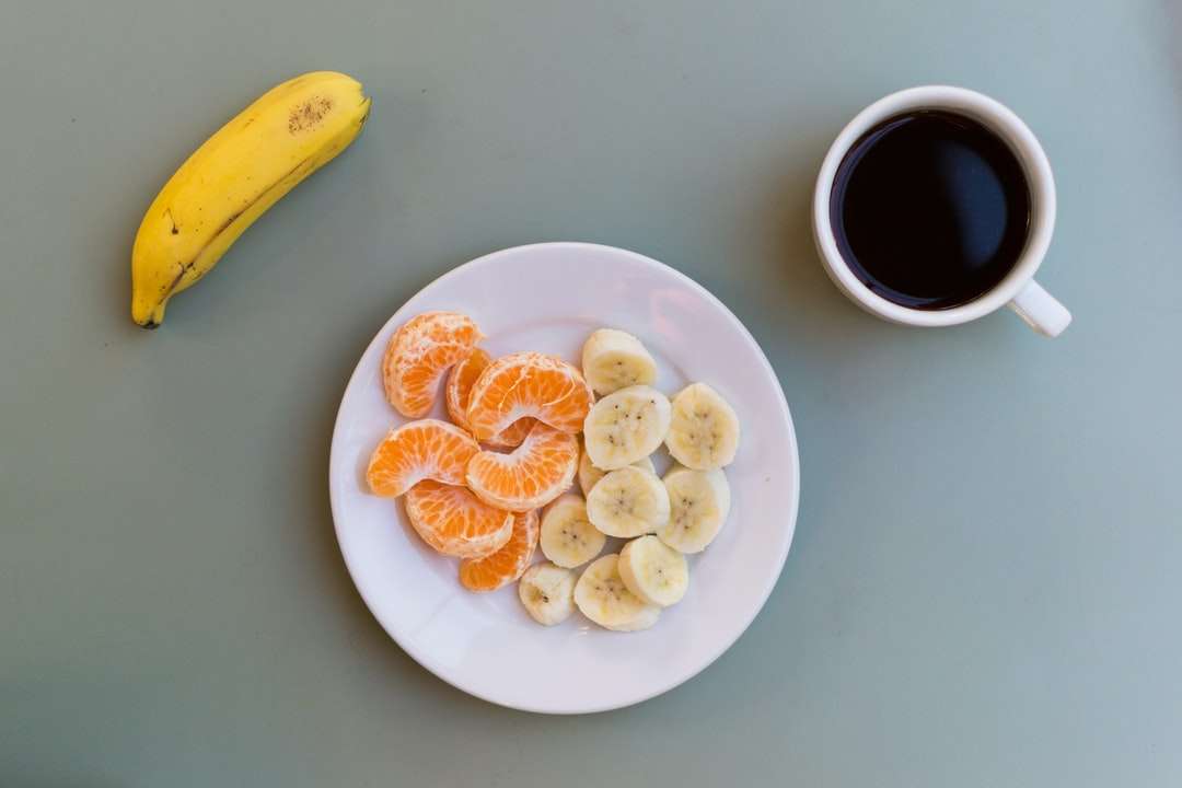 Sárga banán gyümölcs fehér kerámia lemezen kirakós online
