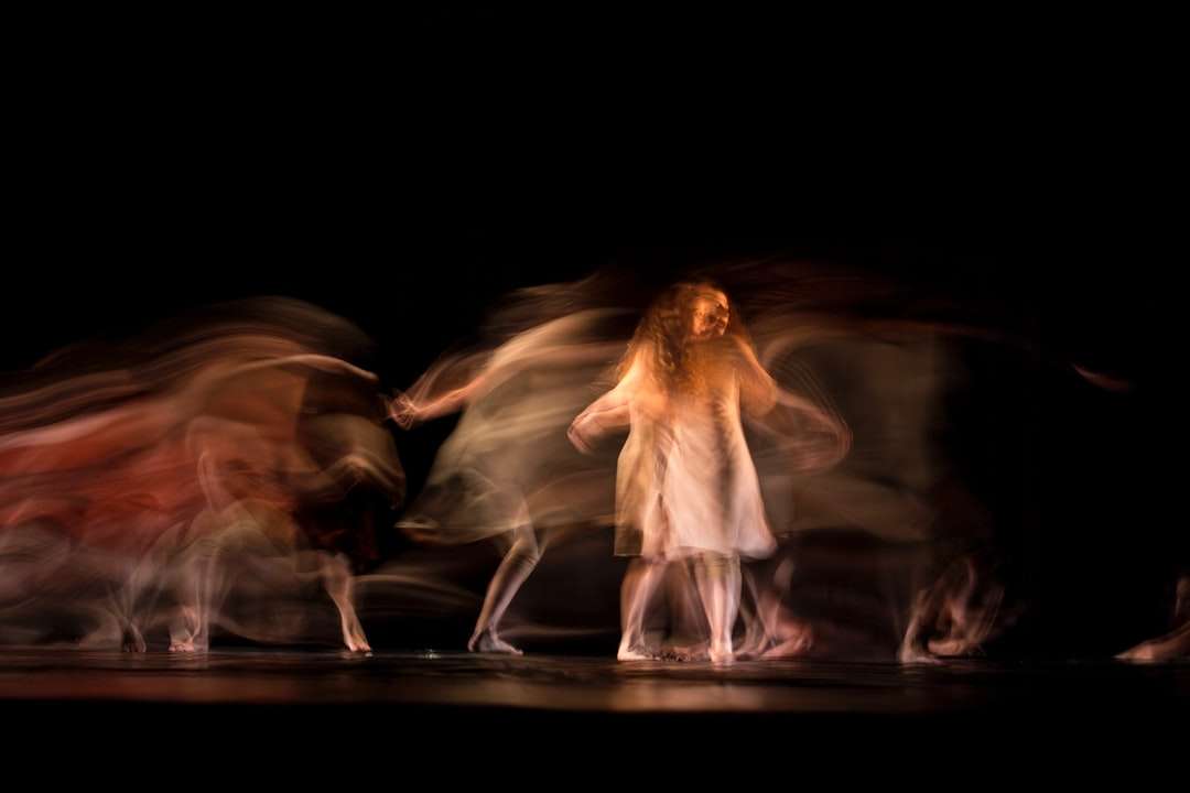 Nő fehér ruhában táncol a színpadon online puzzle