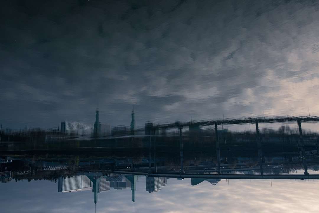 Μαύρη μεταλλική γέφυρα κάτω από γκρίζα σύννεφα παζλ online