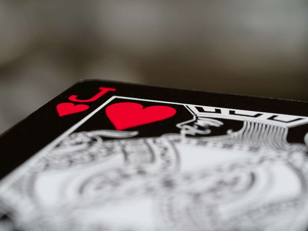 Zwarte en rode speelkaart legpuzzel online