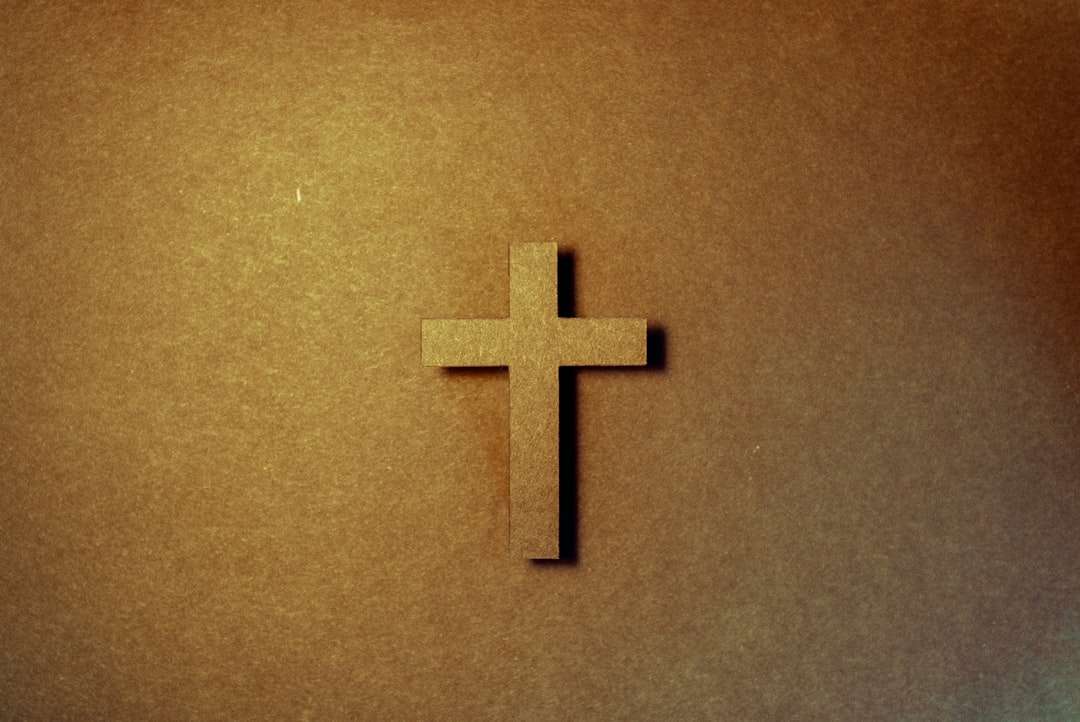 茶色の表面に茶色の十字架 オンラインパズル