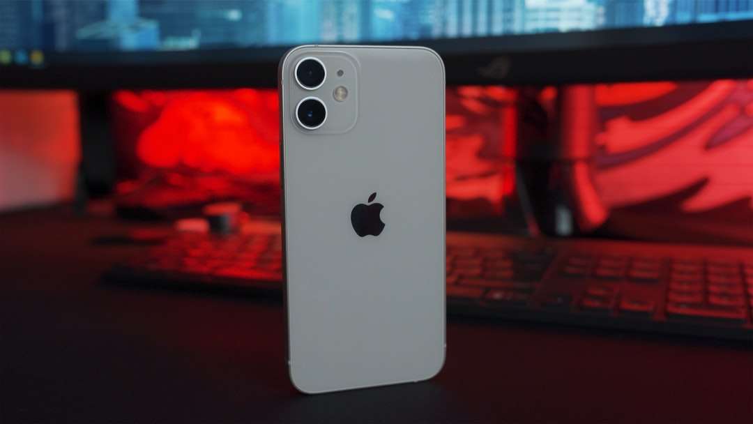 бял iPhone 5 c на масата онлайн пъзел