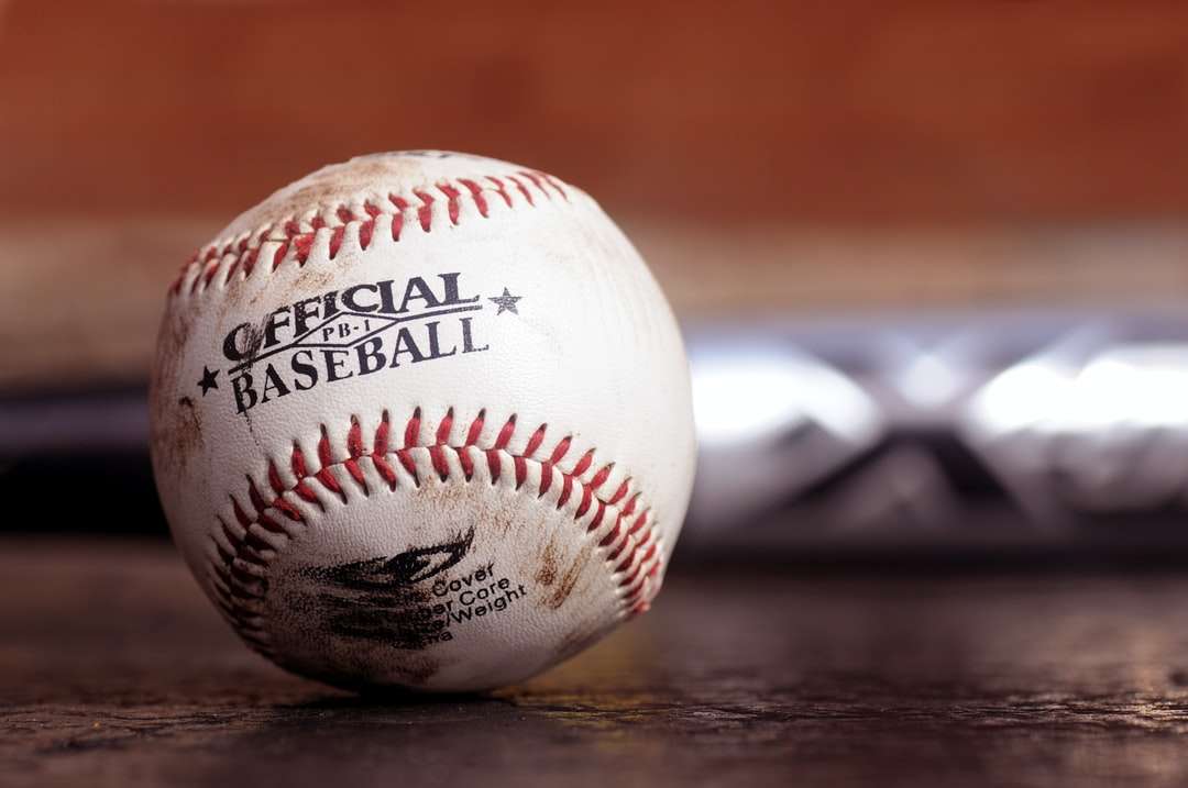 Bílý a červený baseball na černém stole skládačky online
