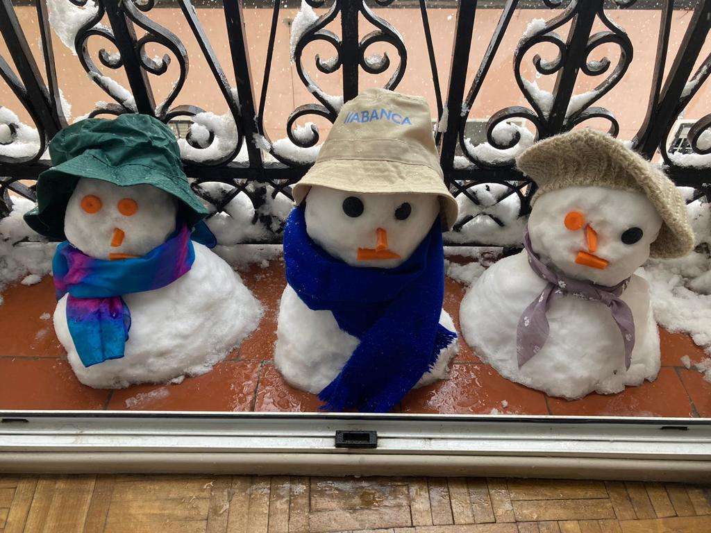 Снеговики на окне онлайн-пазл