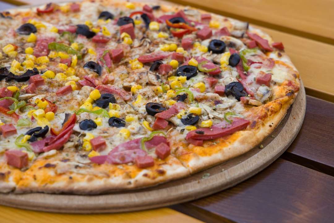 Pizza met groene en rode paprika en kaas online puzzel