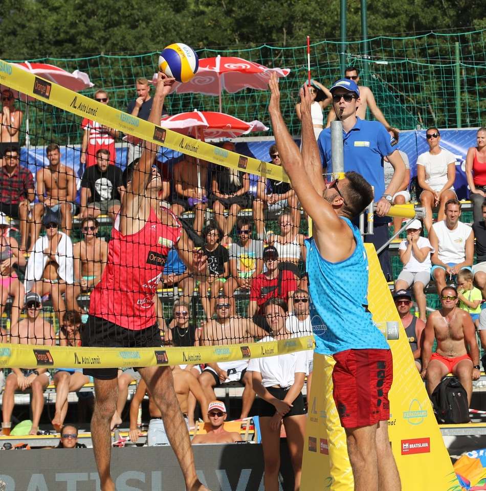 люди грають у волейбол у денний час пазл онлайн