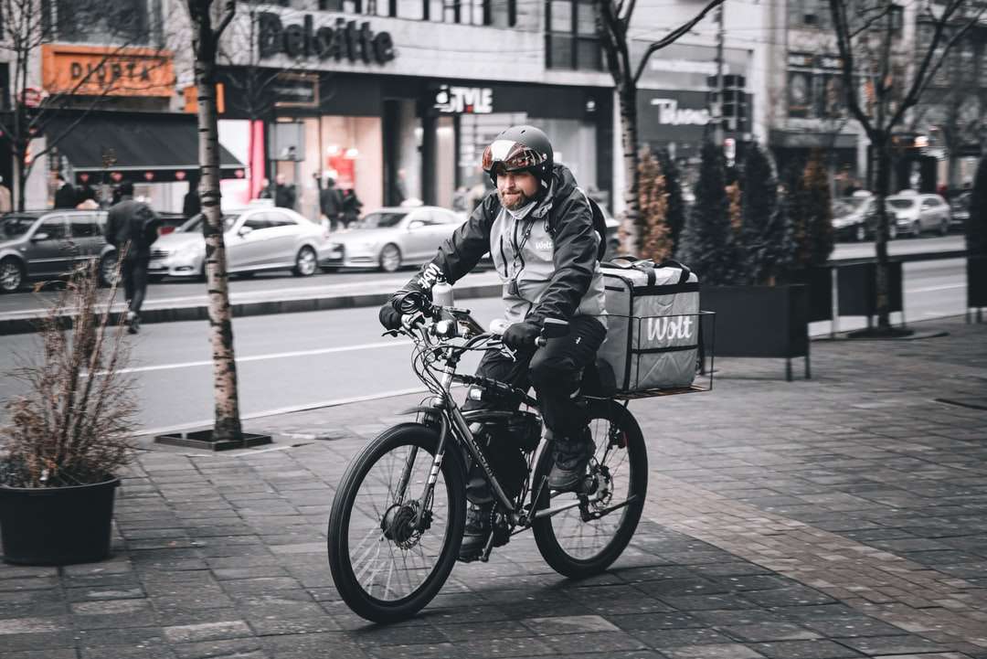 Mann in der schwarzen Jacke, die auf schwarzem Motorrad fahren Puzzlespiel online