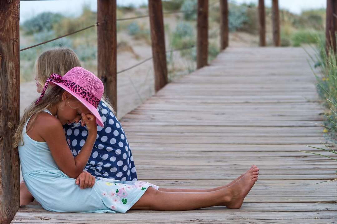 Meisje in blauw en wit polka dot shirt en roze hoed online puzzel