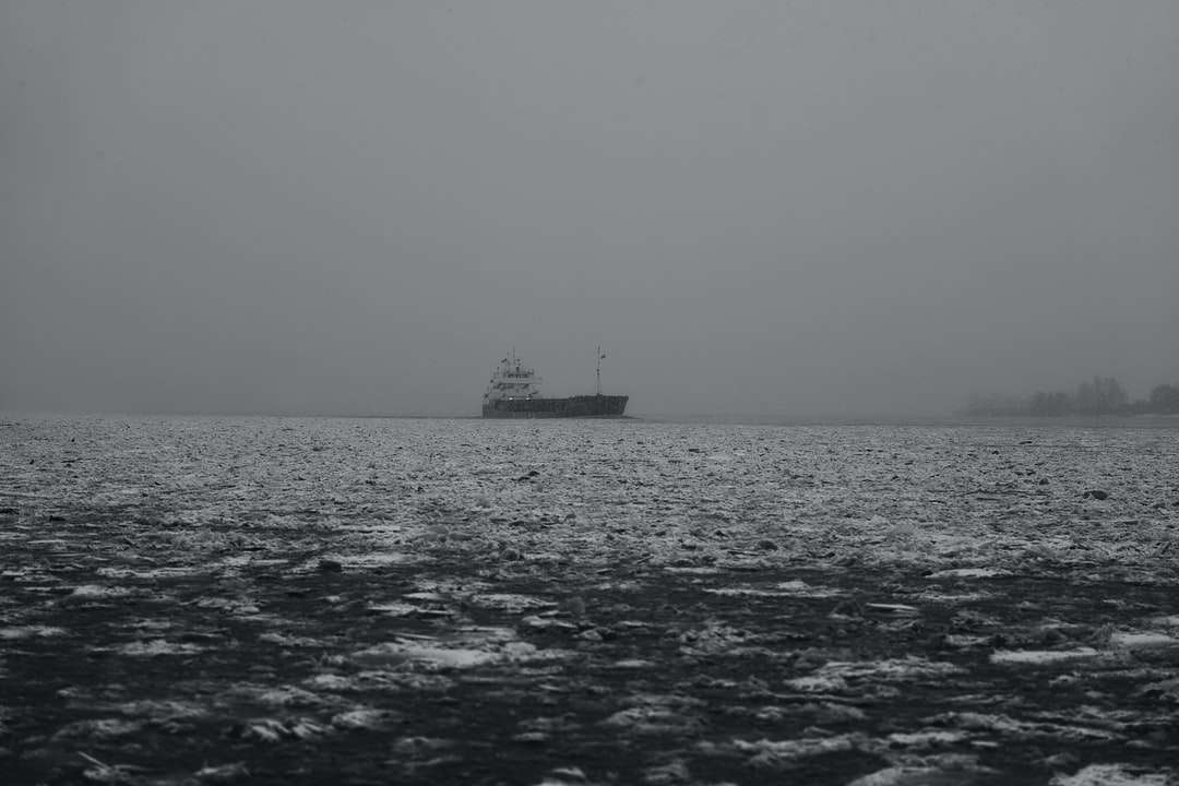 Foto en escala de grises de barco en el mar. rompecabezas en línea