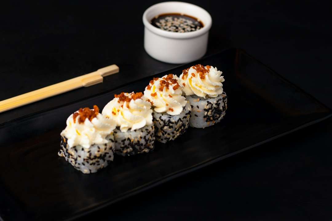 sushi en bandeja rectangular negra rompecabezas en línea