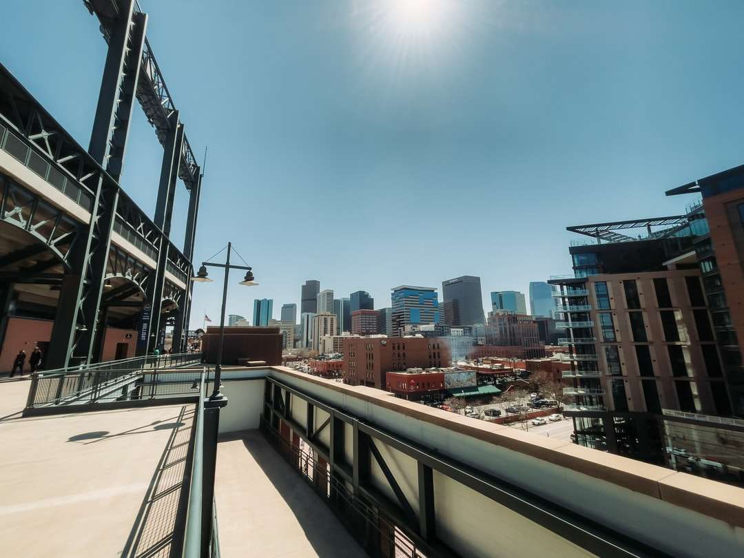 Městské budovy pod modrou oblohou během dne skládačky online
