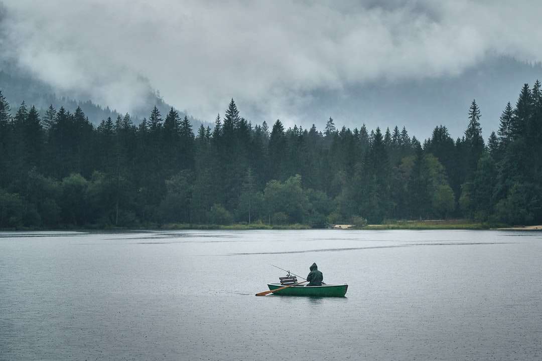2 personnes chevauchant le kayak sur le lac pendant la journée puzzle en ligne