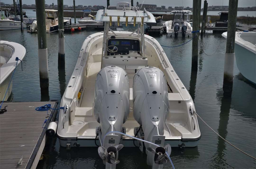 Yacht albă pe corpul apei în timpul zilei puzzle online