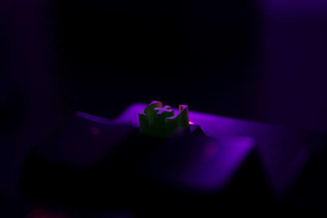 lumina purpurie în camera întunecată puzzle online