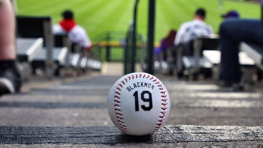 бял и червен бейзбол на полето през деня онлайн пъзел