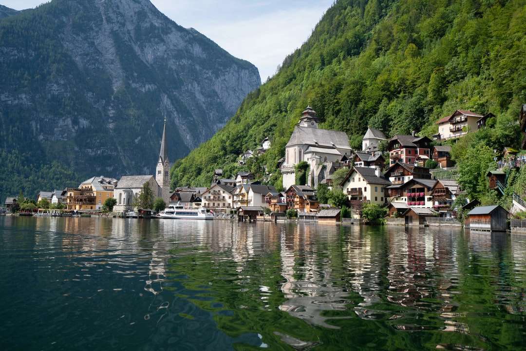 Къщи близо до вода и планина през деня онлайн пъзел