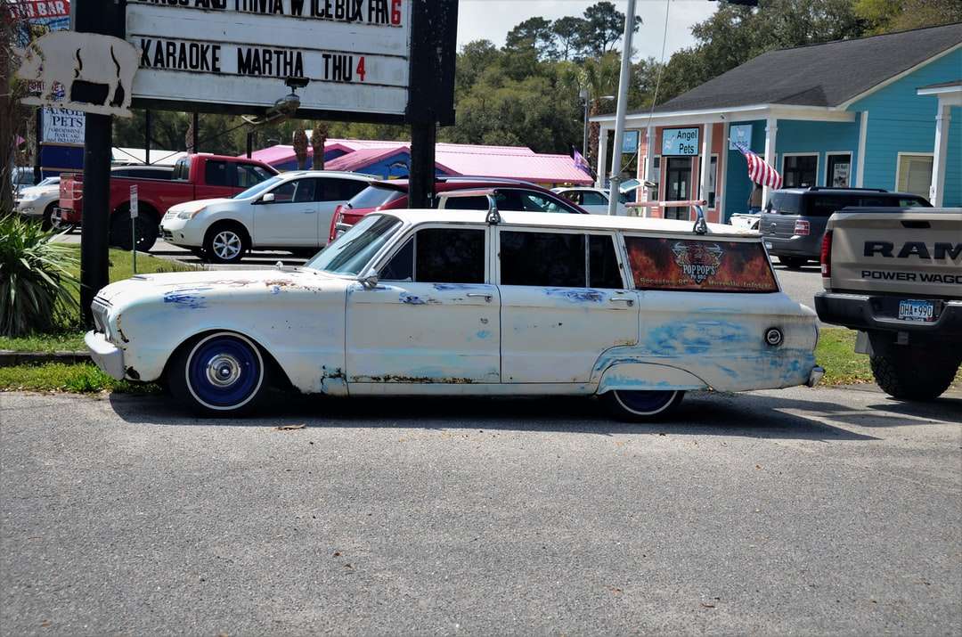 Μπλε και ροζ vintage αυτοκίνητο στο δρόμο κατά τη διάρκεια της ημέρας παζλ online