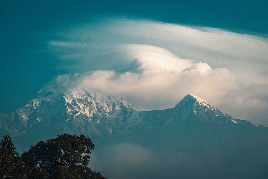 Vita moln över snötäckta berg Pussel online