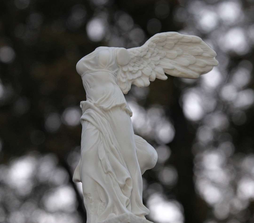 Estatuilla de cerámica Angel en fotografía en escala de grises. rompecabezas en línea