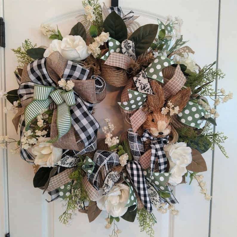A wreath on a door with roses jigsaw puzzle online