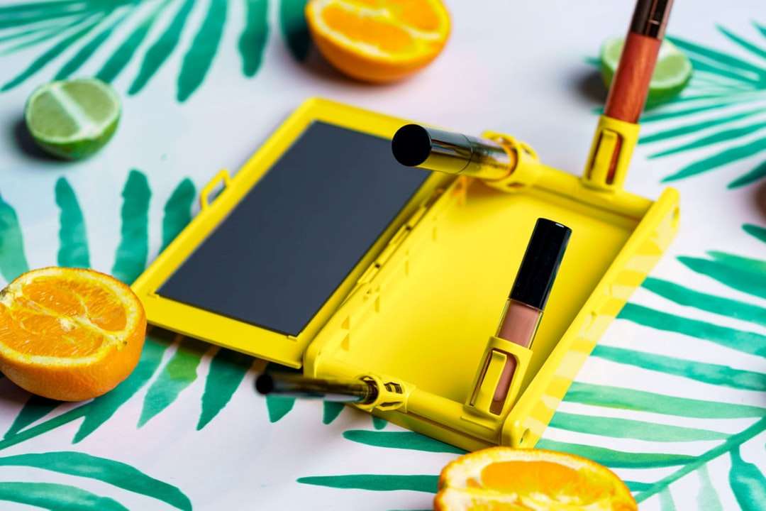 Sárga és fekete műanyag játék kirakós online