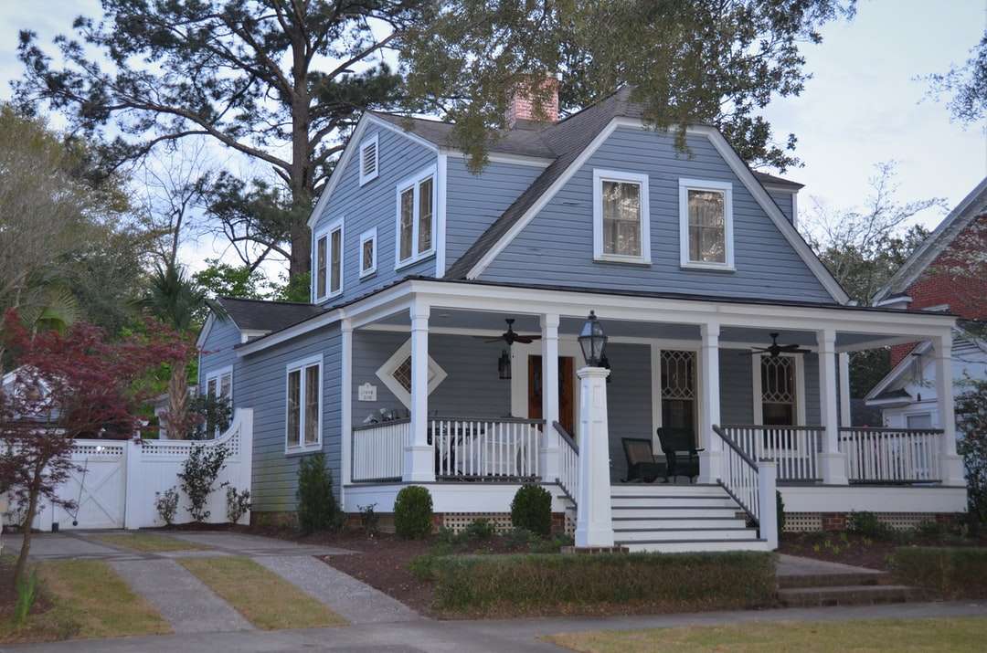 Λευκό και μπλε ξύλινο σπίτι κοντά σε πράσινα δέντρα κατά τη διάρκεια της ημέρας παζλ online