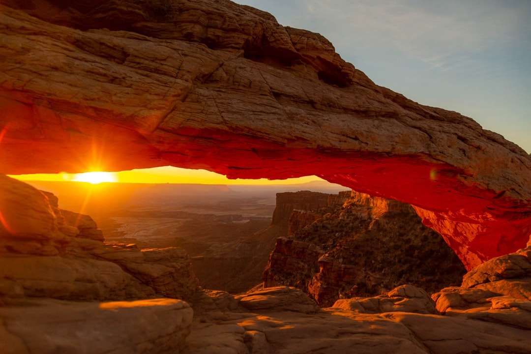 Montanha rochosa marrom durante o pôr do sol puzzle online