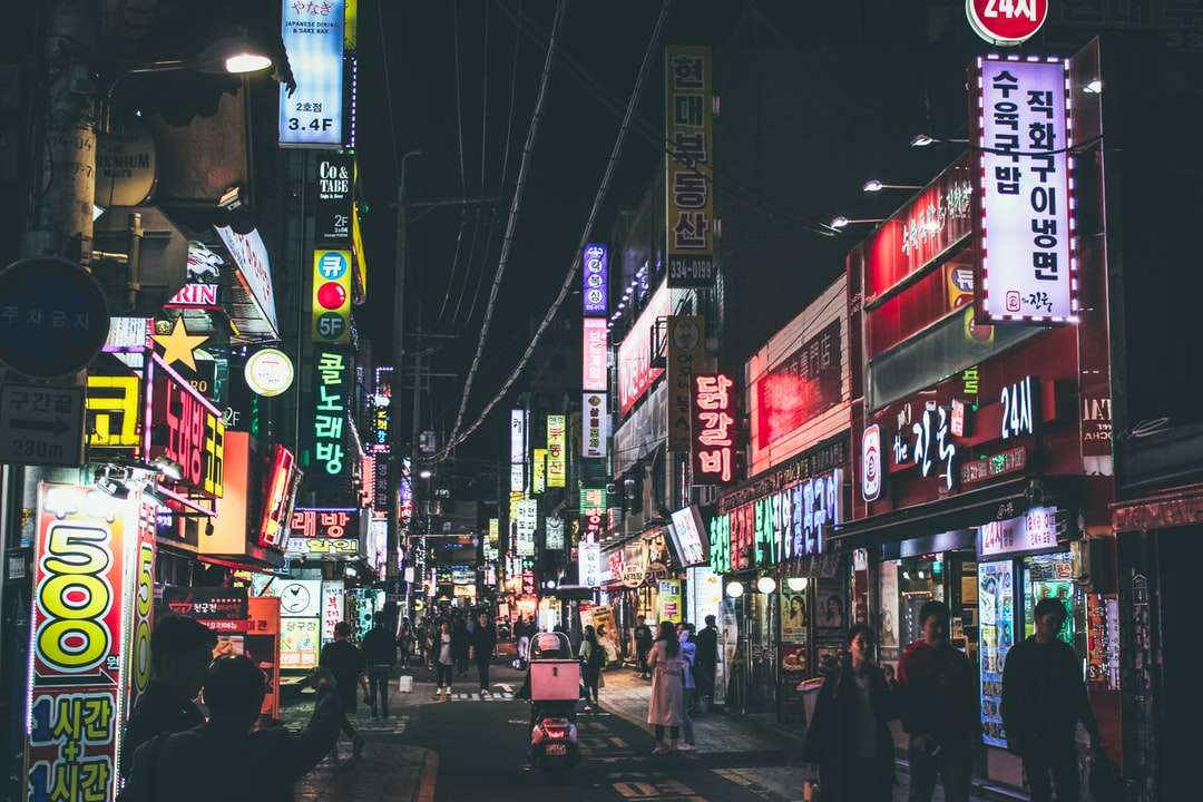 Lidí, kteří jdou na ulici během noční doby skládačky online
