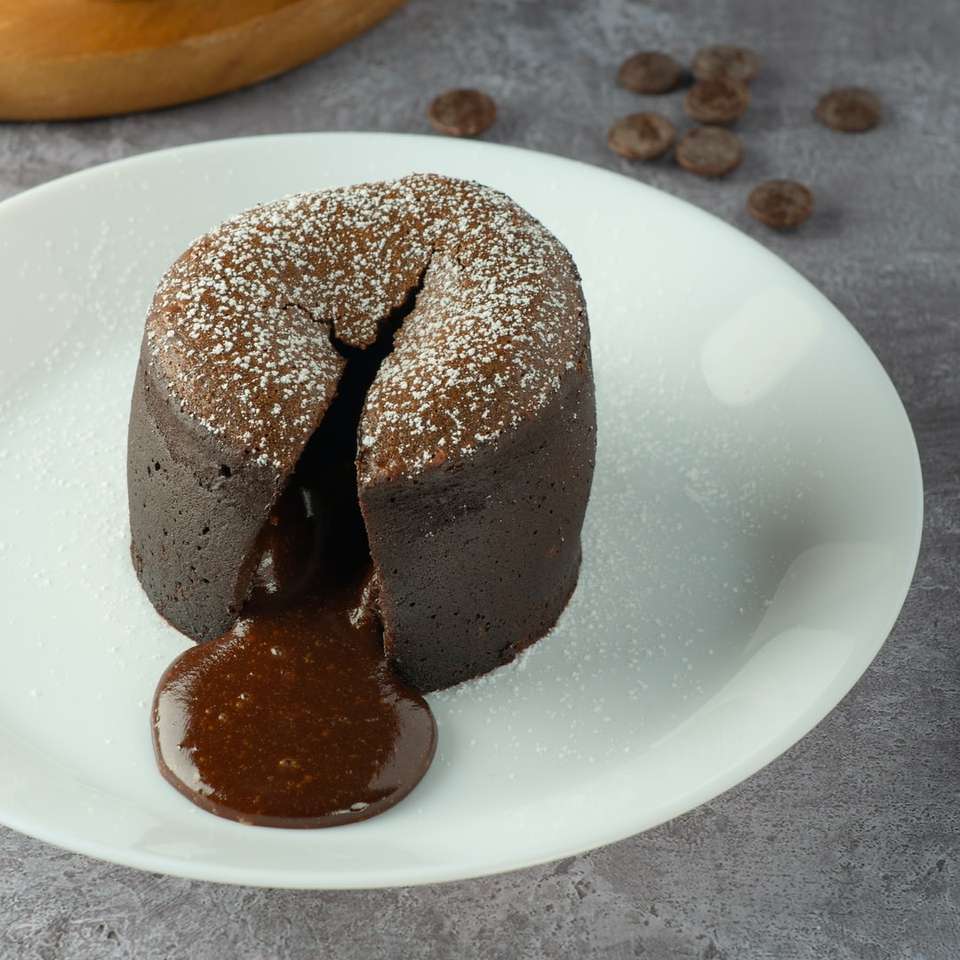 Chokladkaka på vit keramisk tallrik Pussel online