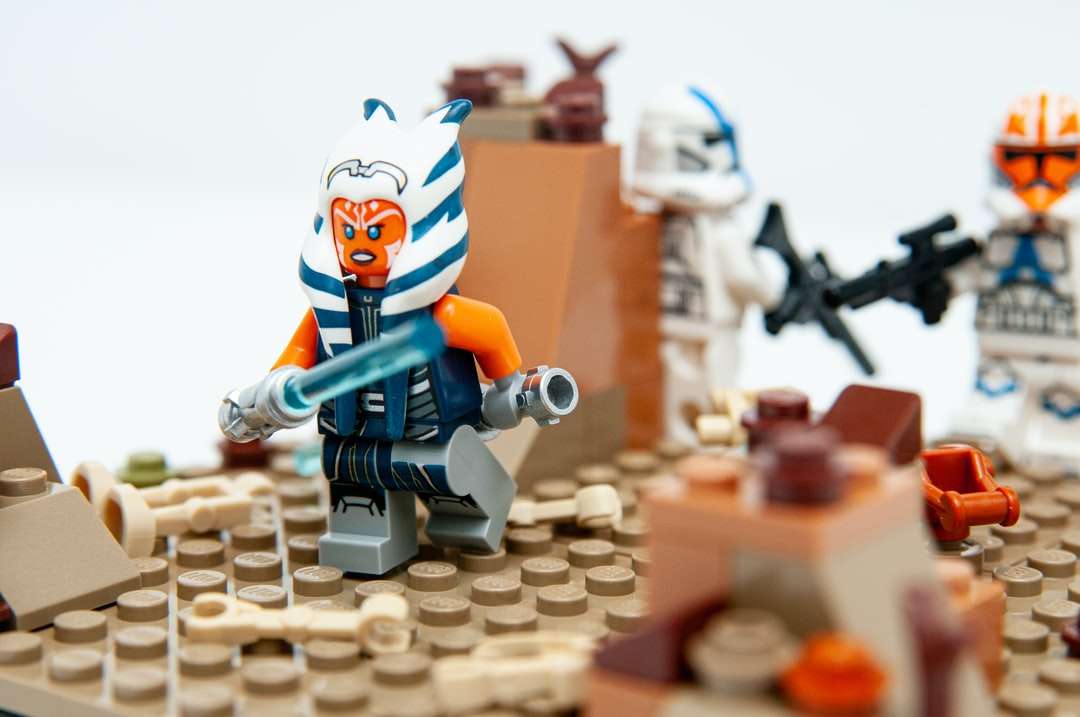 Lego minifig på brunt träbord Pussel online