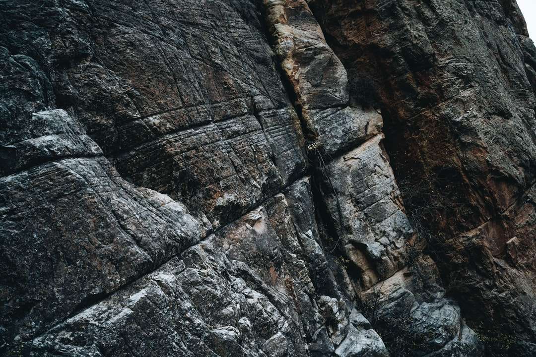 Montagna rocciosa grigia durante il giorno puzzle online