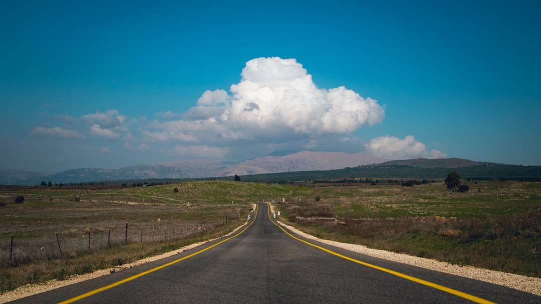 青い空と白い雲の下の灰色のコンクリート道路 オンラインパズル