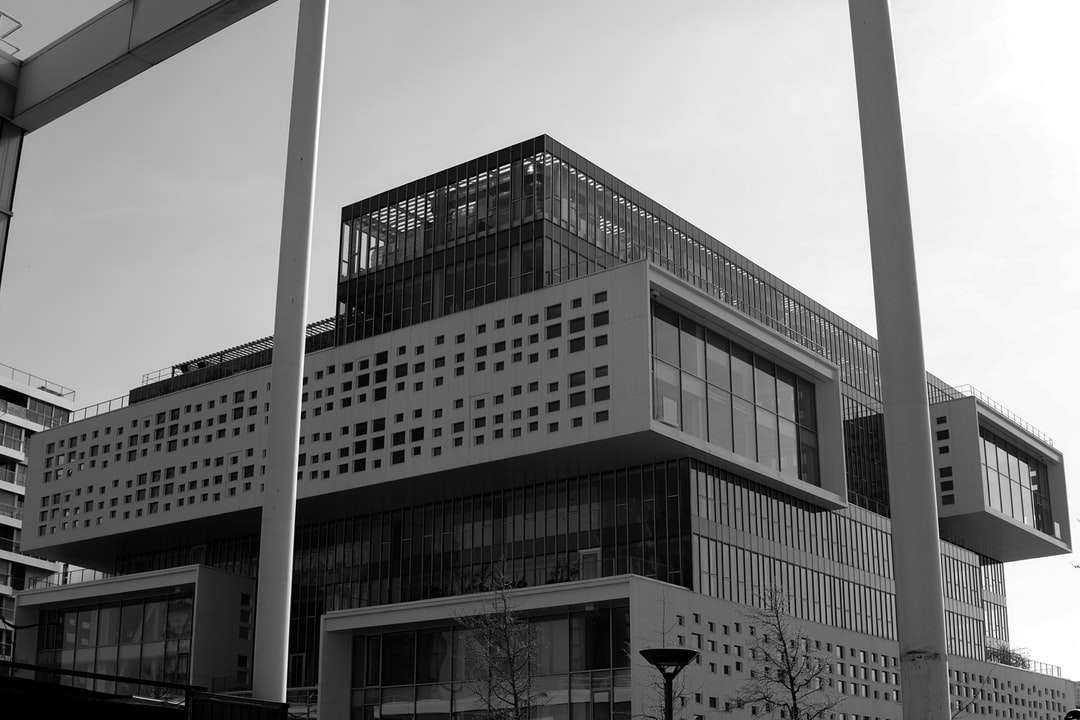 фото бетонної будівлі у відтінках сірого онлайн пазл