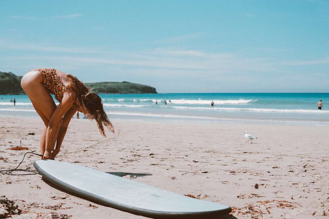Жена в кафяви бикини ходене по плажа през деня онлайн пъзел