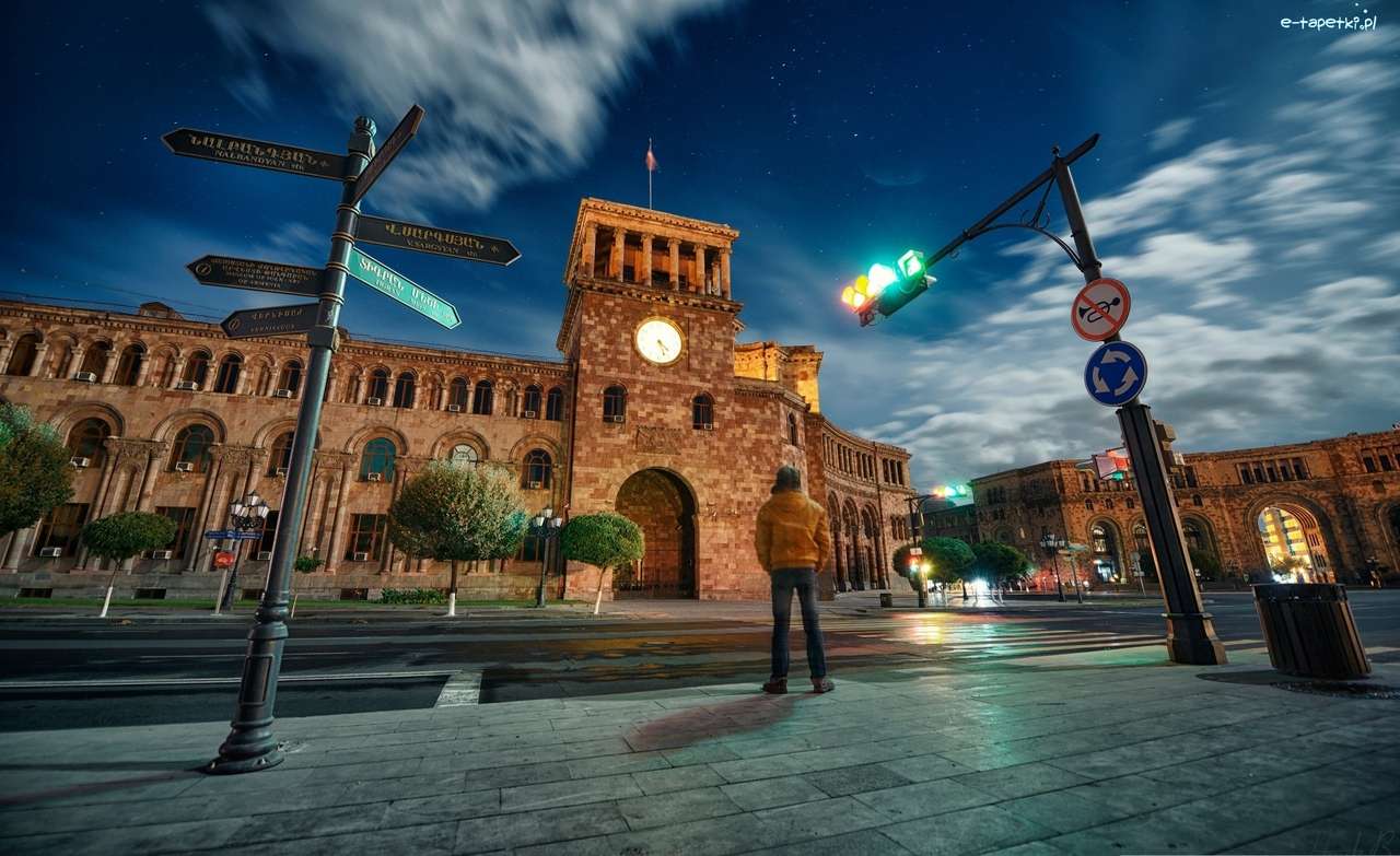 Улицата в Армени вечер онлайн пъзел