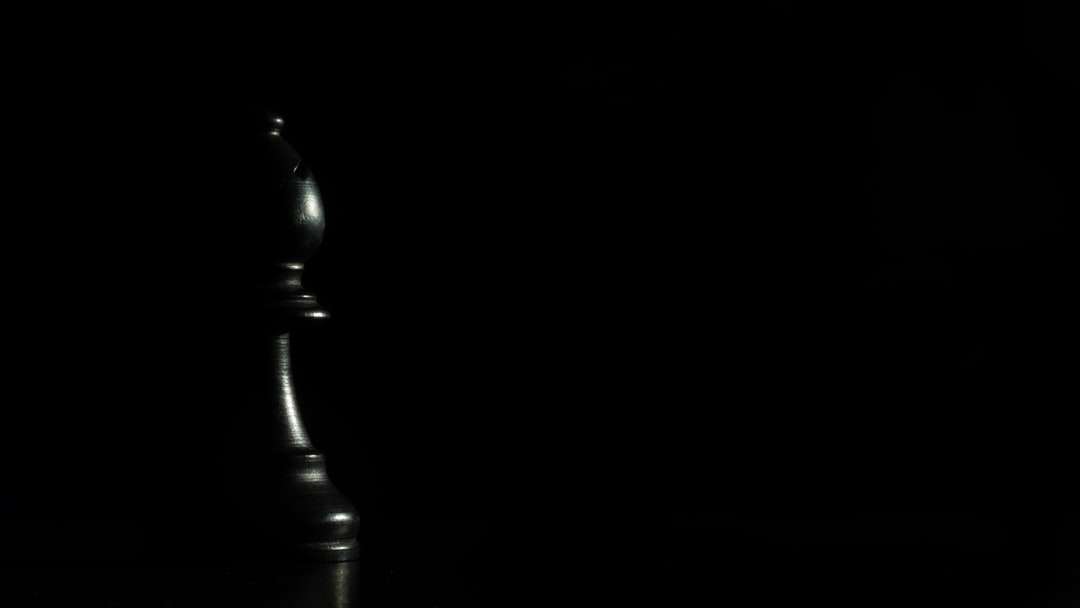 Pezzo di scacchi in legno nero sulla superficie nera puzzle online