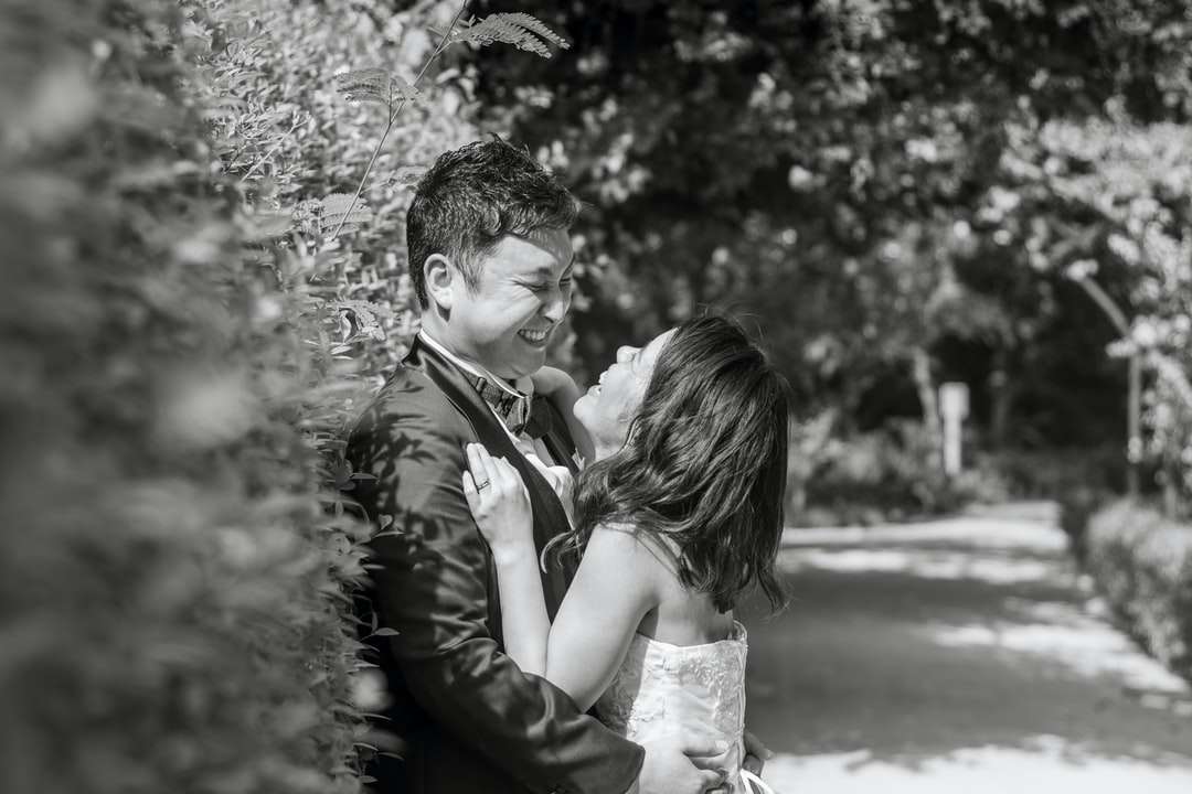 Homme et femme s'embrassant sur la route dans la photographie de niveaux de gris puzzle en ligne