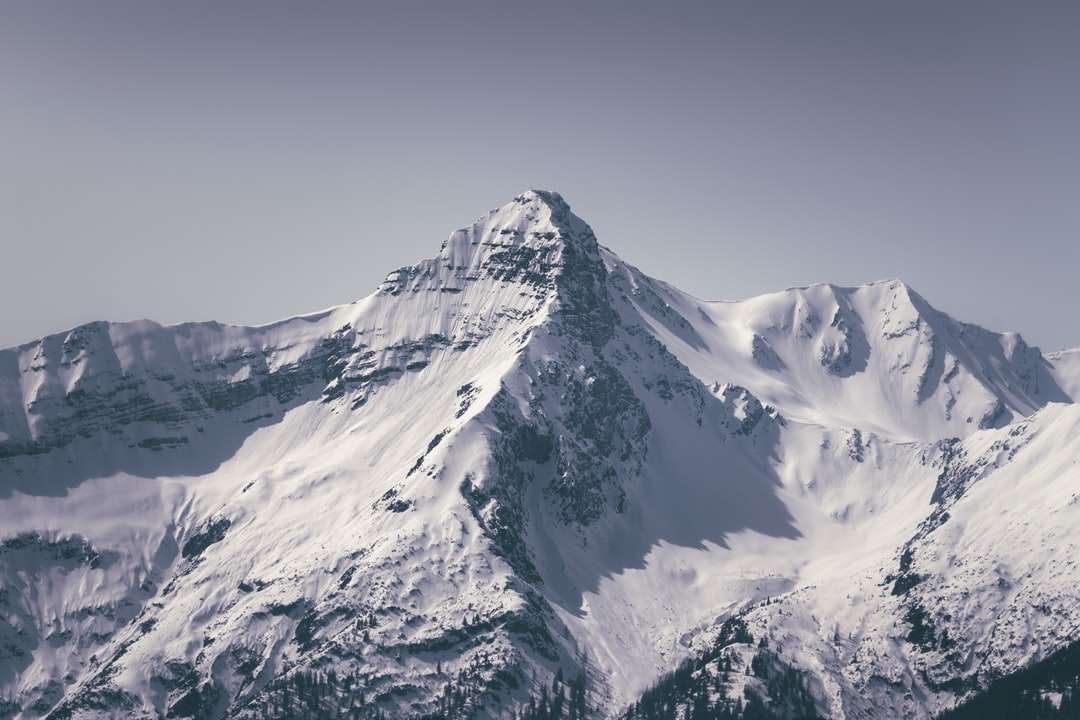 Montanha coberta de neve sob o céu azul durante o dia quebra-cabeças online