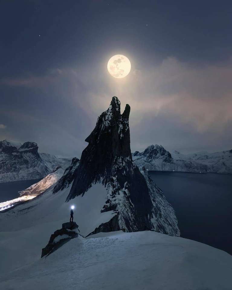 Norwegen im Hintergrund der Mond Puzzlespiel online