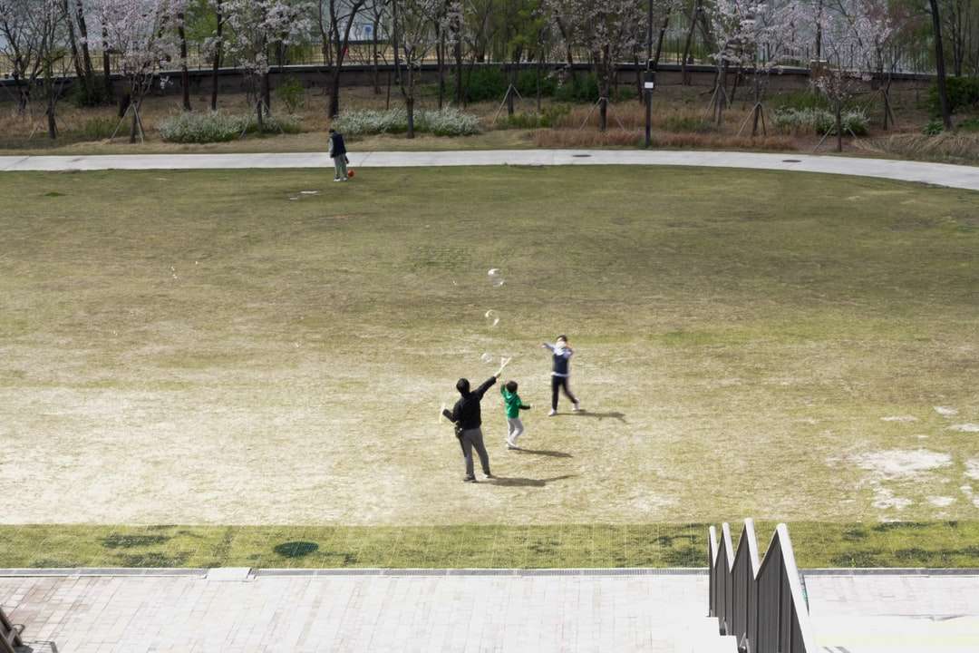 Οι άνθρωποι που παίζουν μπάσκετ στο πεδίο κατά τη διάρκεια της ημέρας online παζλ