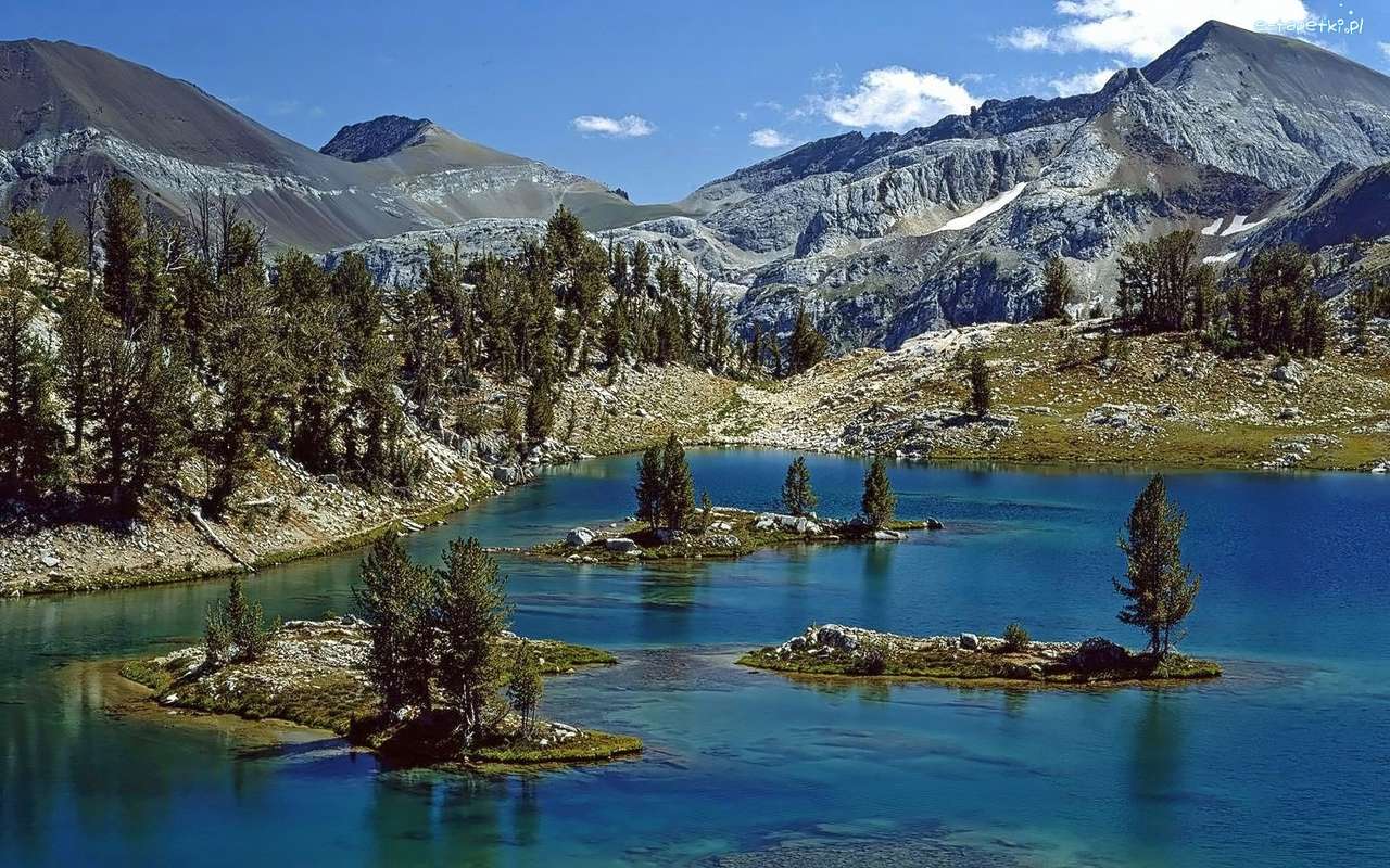 Jezero s ostrůvkami v horách online puzzle
