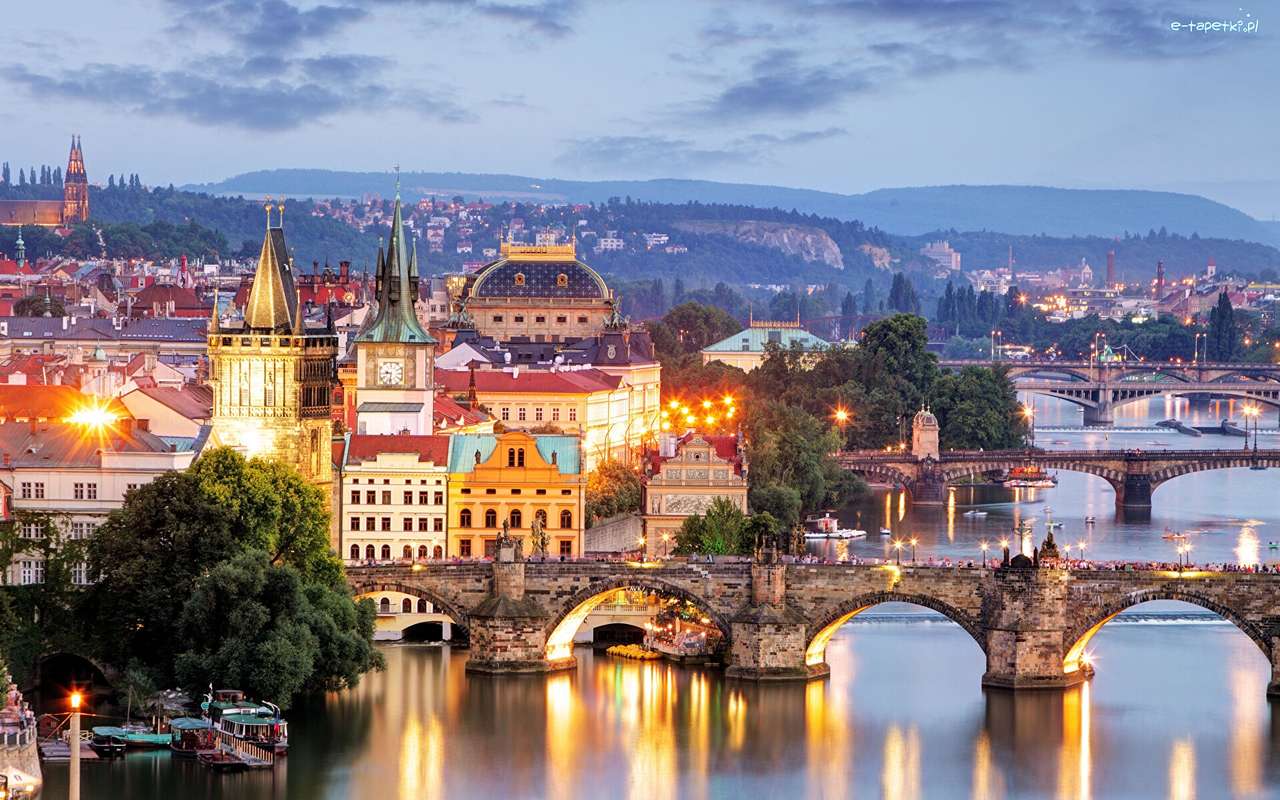Praga con el río y los puentes. rompecabezas en línea