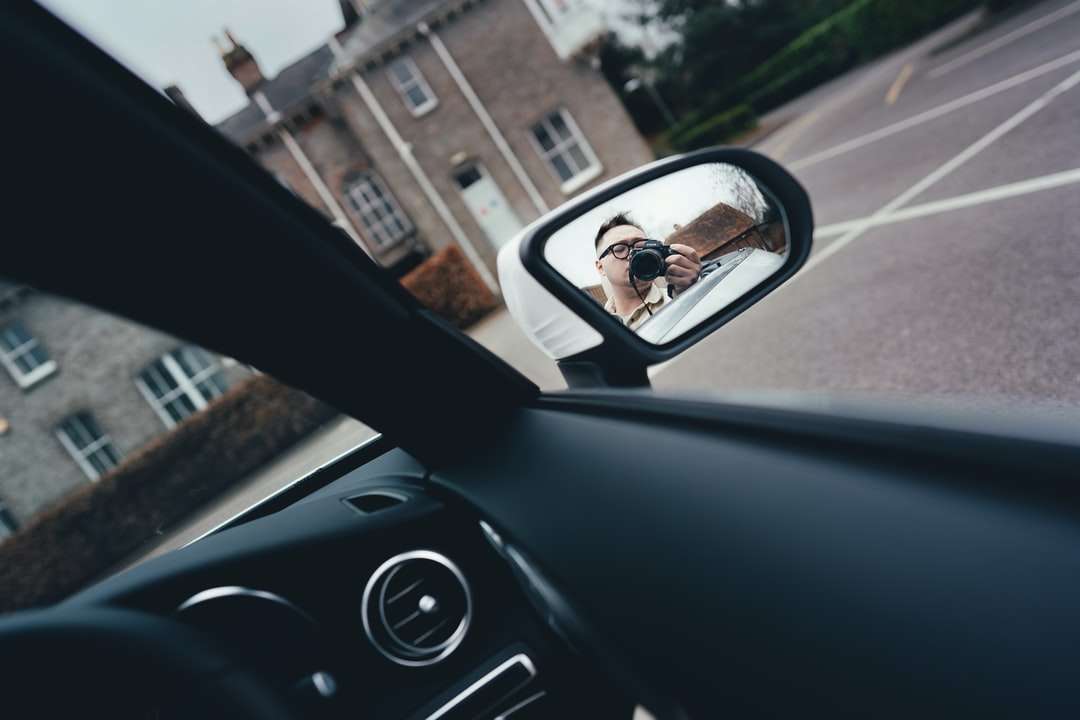черное боковое зеркало автомобиля в дневное время пазл онлайн